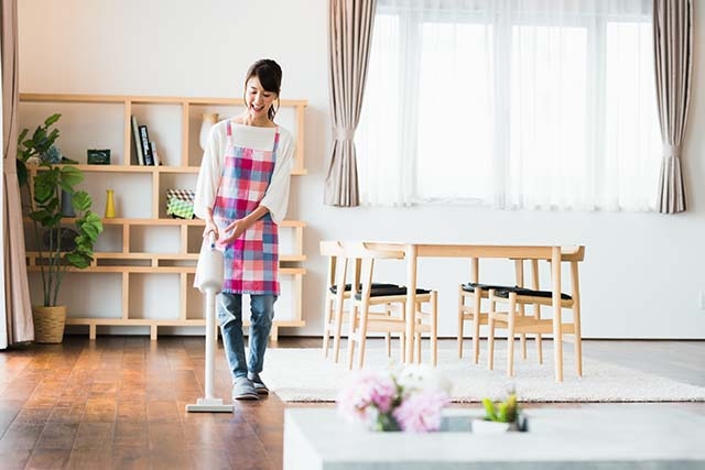掃除機がけを効率的に！正しいかけ方とほこりをごっそり取るコツとは