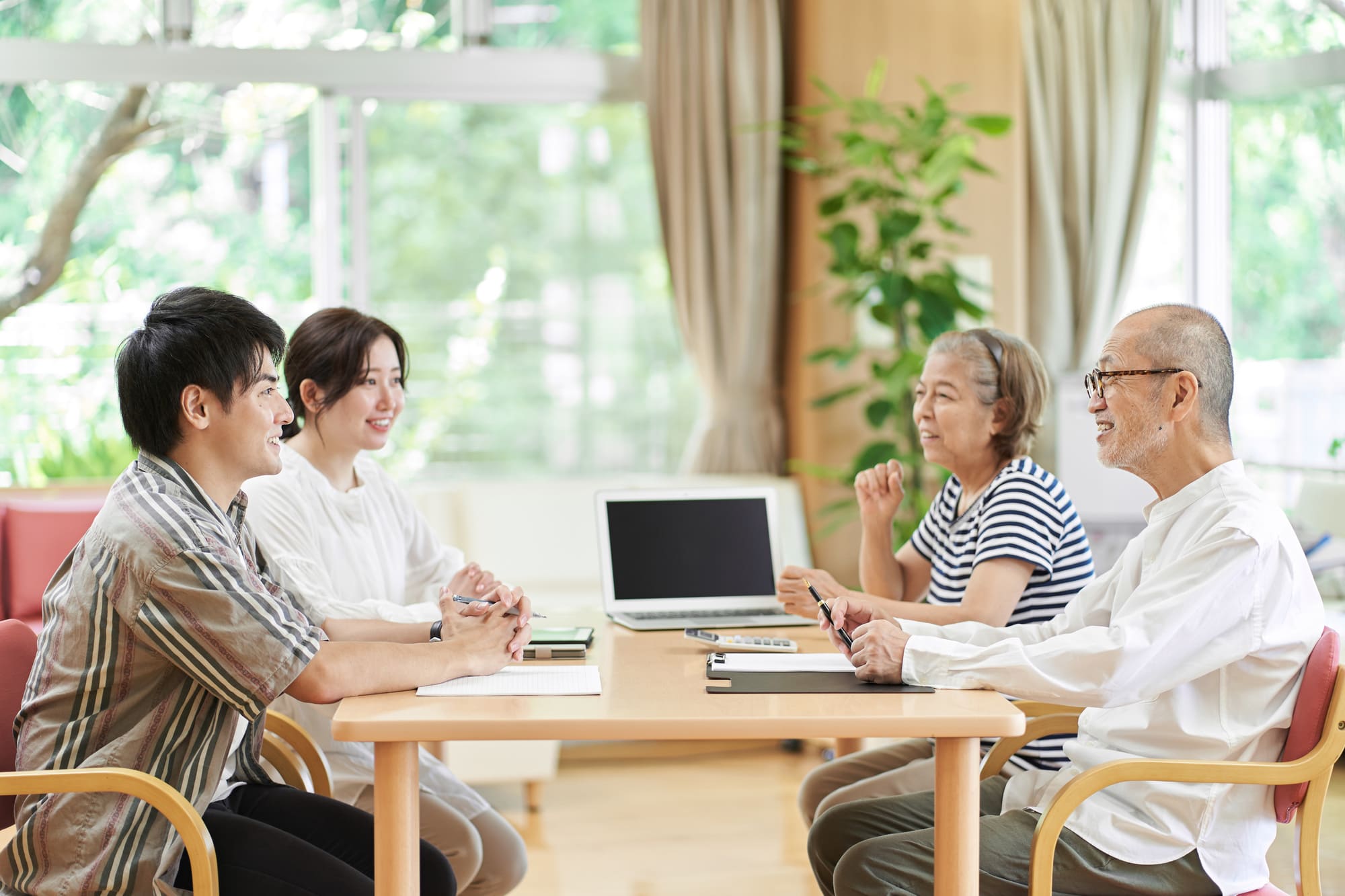生前整理でやることを話し合う家族