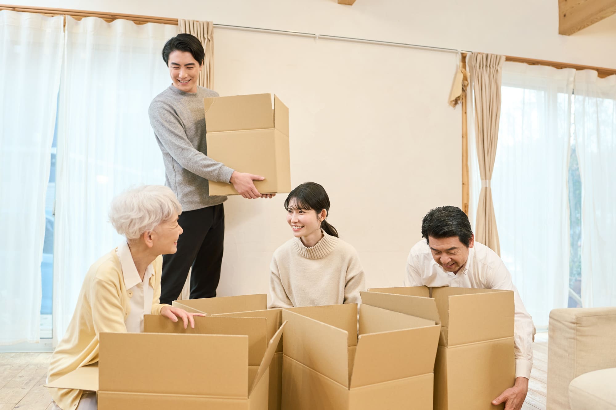 生前整理をする家族