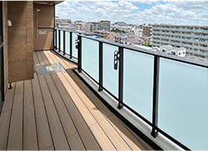 ウッドデッキのバルコニー