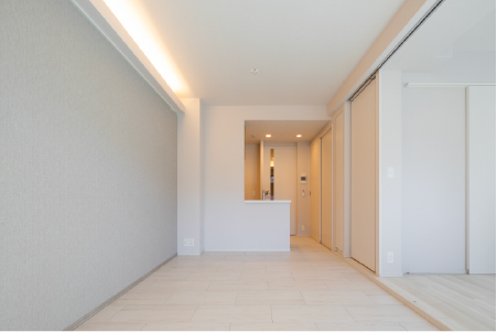 2LDK住戸のリビングダイニング 対面式キッチンと引き戸で仕切られた洋室