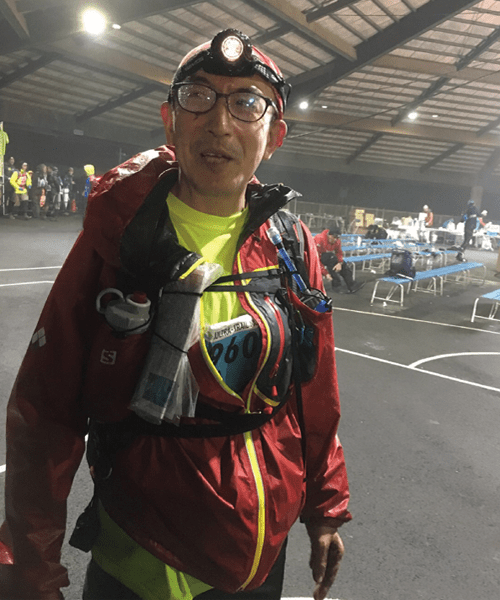 山の中の夜のレース