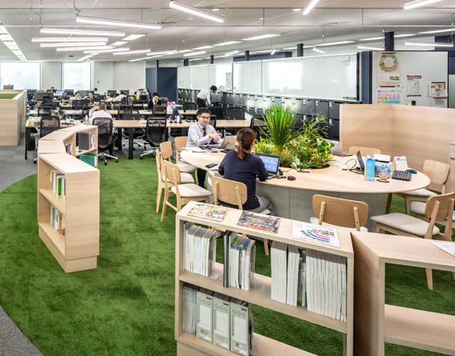 Café space at the center of the office: 'Magnet Point' inducing incidental communication