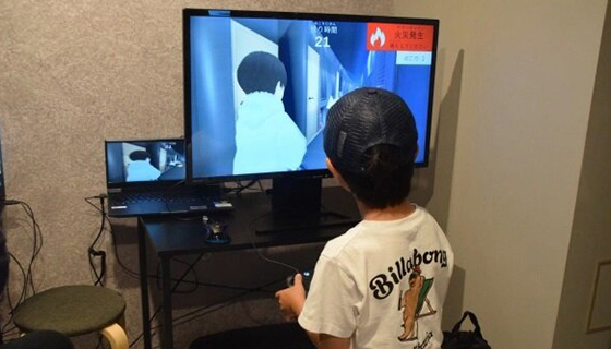 A participant experiencing a virtual disaster prevention drill
