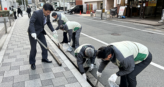 Scene from  Osaka City-Wide Osaka Marathon Cleanup Mission