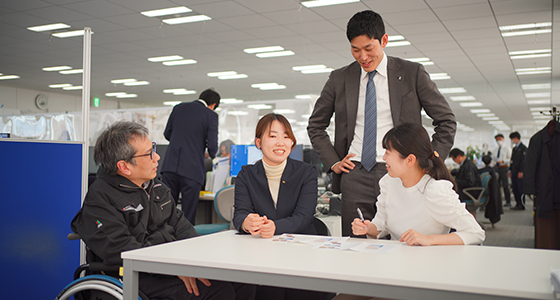 オフィスでの業務の様子