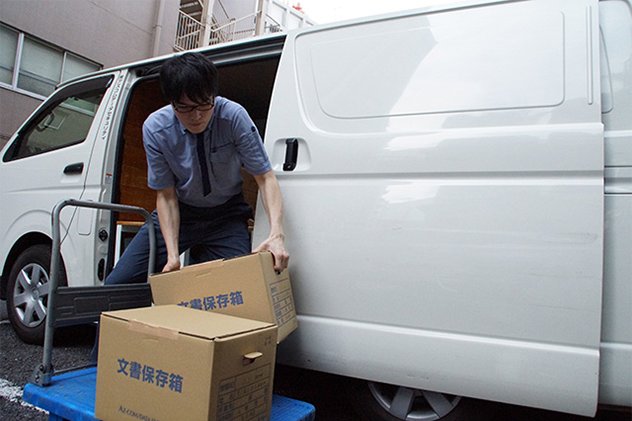 専門的な教育・訓練を受けた専任スタッフが特別仕様のセキュリティカーで集配送