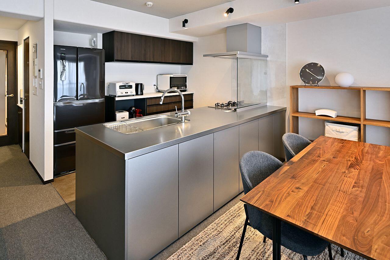 ペニンシュラ型のステンレスキッチン。開放的なLDKへリフォーム。