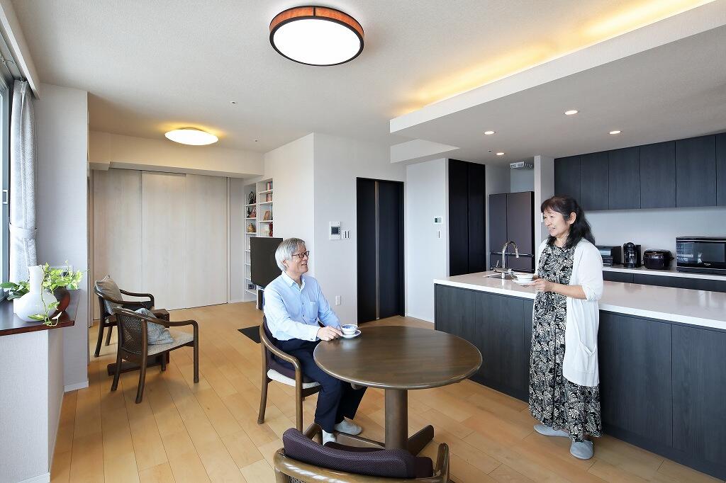 夫婦二人暮らしのマンションリフォーム。オーダーキッチン。