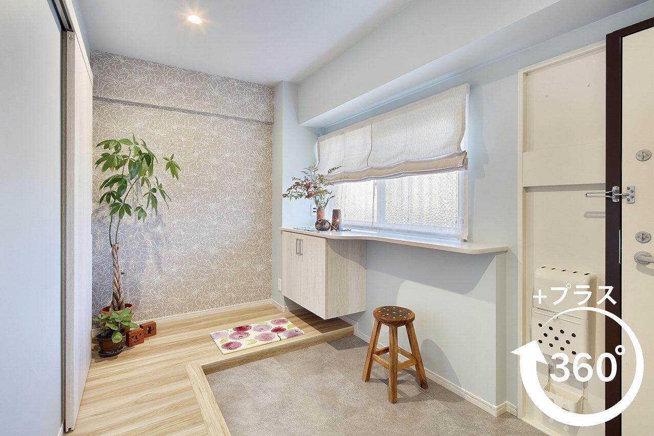 窓から光がたっぷりとふりそそぐ玄関。洋室をなくして玄関へマンションリフォーム。