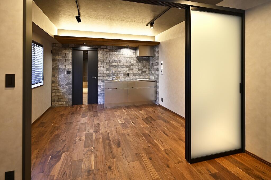 賃貸にも対応できるようリノベーション。SOHOで仕事をするITデザイナーをイメージしたカッコいいお部屋。