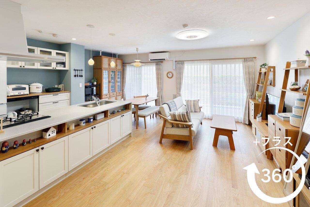 北欧風のナチュラルなデザインのリビング。キッチンはL型からI型へ。吊り戸をなくし開放感のあるLDK。