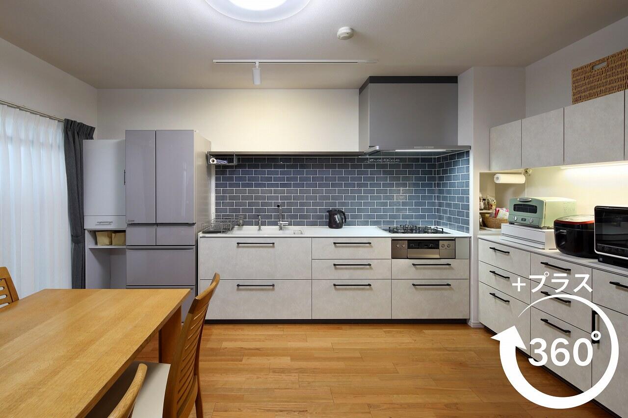 タイルにこだわったオープンキッチン。定年後を見据えたマンションリフォーム。