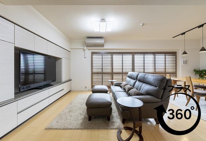 ウッドシャッターを使ったリフォーム・リノベーション事例。オーダーで同じ面材で造作した食器棚とテレビボードもポイントです。