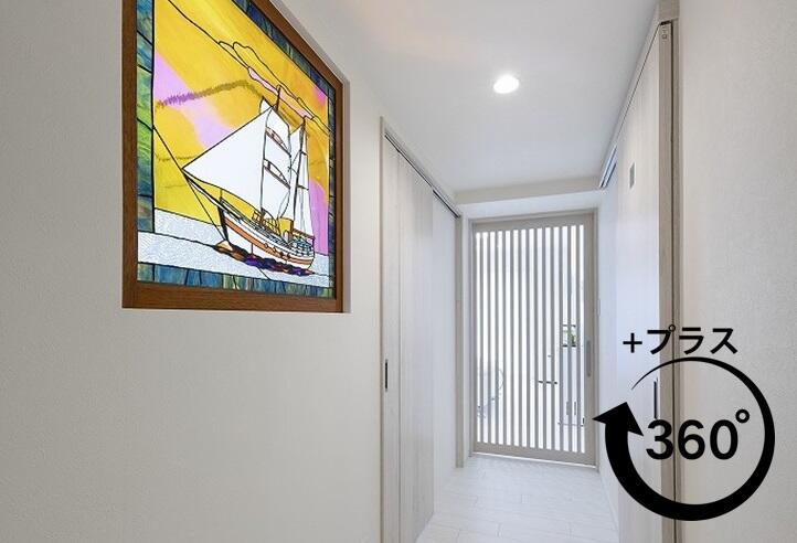 形見のステンドグラスを取り入れたリフォーム・リノベーション事例。キッチンは配管スペースを活用し、収納に。