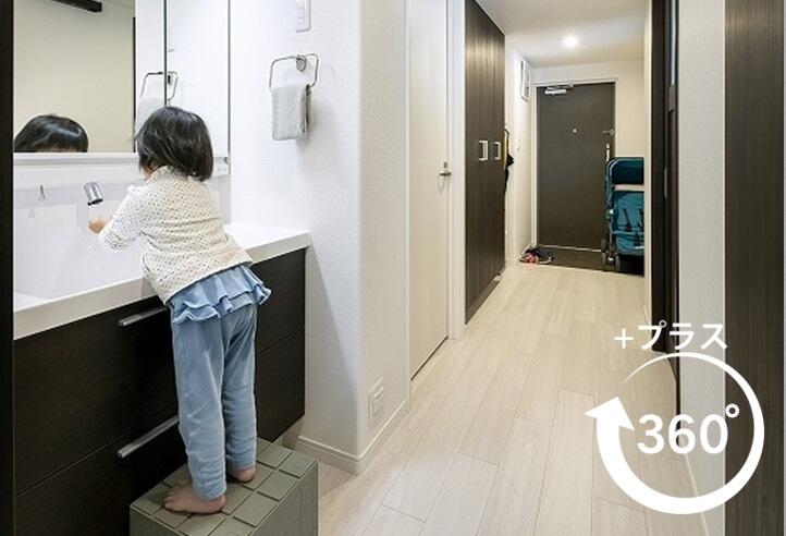 廊下に洗面化粧台を移設したリフォーム・リノベーション事例。ファミリークローゼットを採用し、子育て世代に使いやすい間取りに。