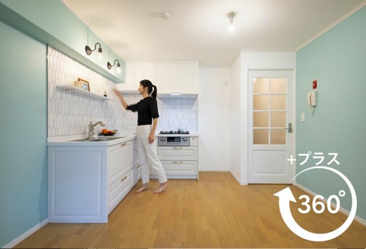 パリのアパルトマン風の住まいにリフォーム・リノベーションした事例。ミントグリーンの壁紙や框組のオーダーキッチンを採用しました。