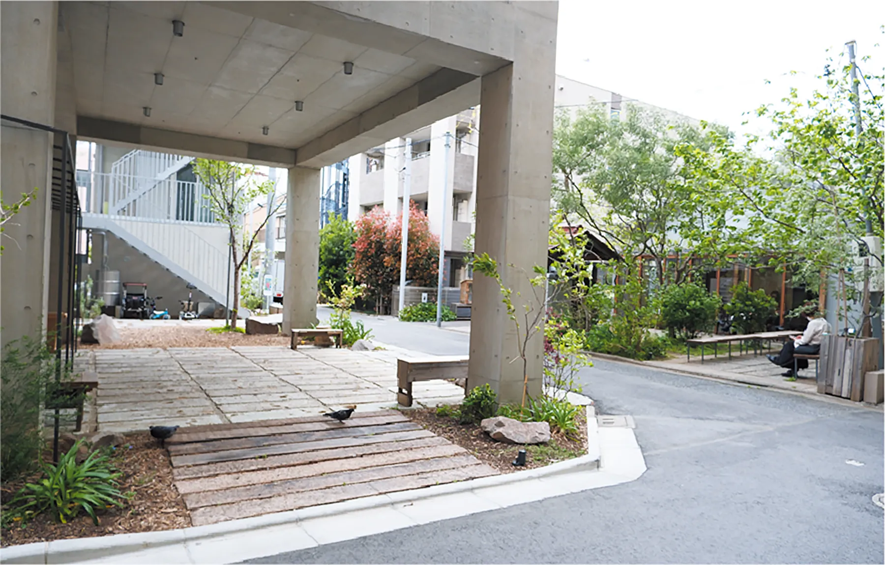 新築の複合住宅1Fピロティ。(筆者撮影)
