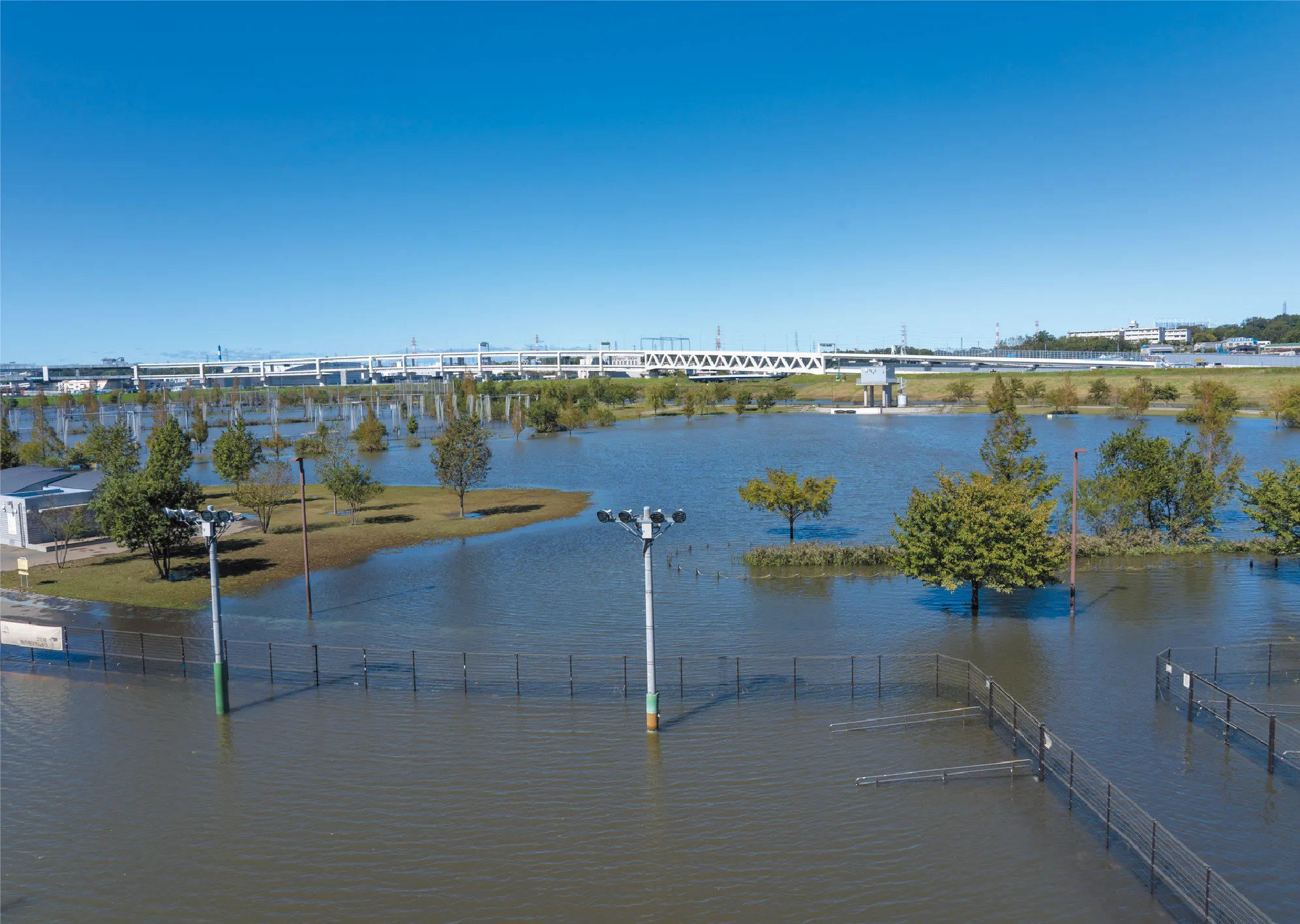 令和元年東日本台風の洪水調節により水を貯留した鶴見川多目的遊水地