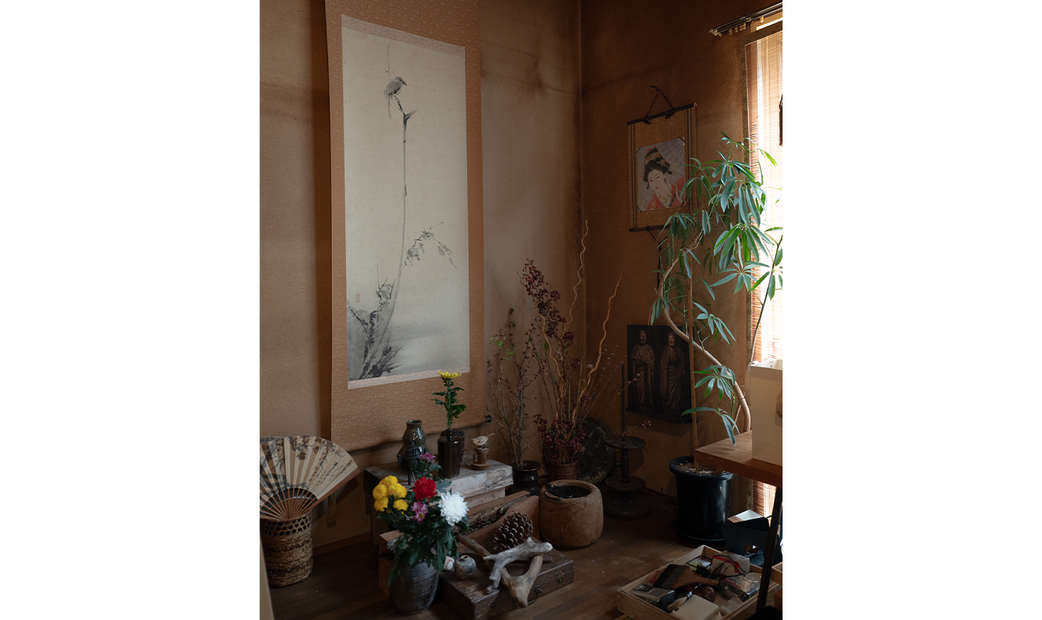 三浦さんが書庫として借りている部屋の一角。掛け軸やすだれなど、実家から運び込んだものも多い