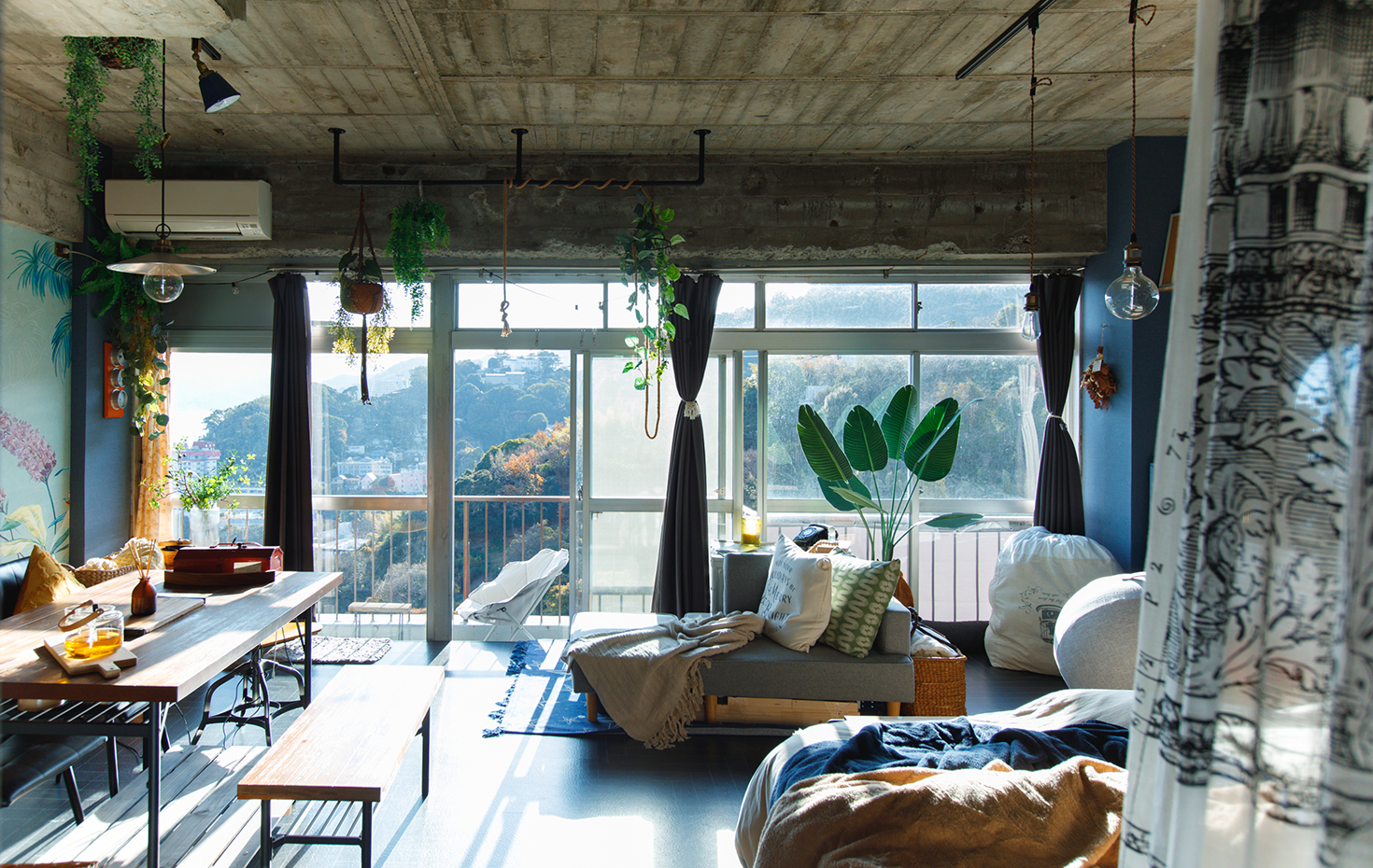 窓の外に広がる緑と海