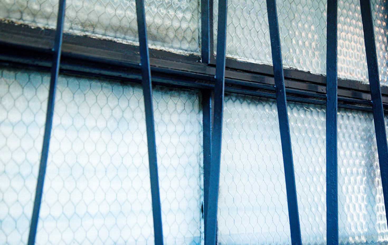 レトロな窓の鉄格子