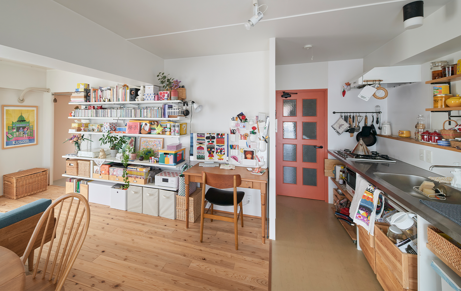 メインスペースのLDK。本やCD、雑貨などが壁面にセンス良く並ぶ