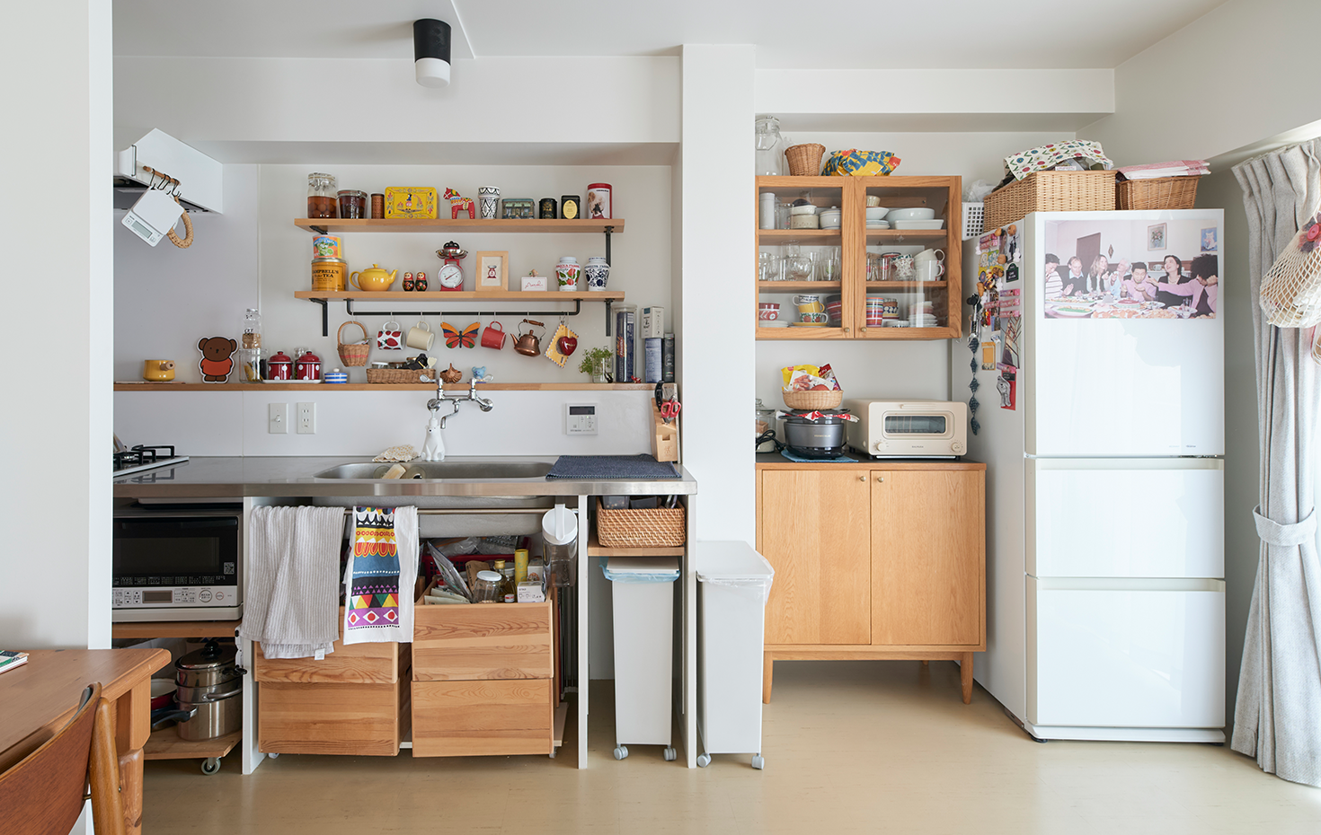 キッチンはほぼ元の位置のままワークトップを拡張。高さや奥行きは実家のキッチンを参考にしたそう