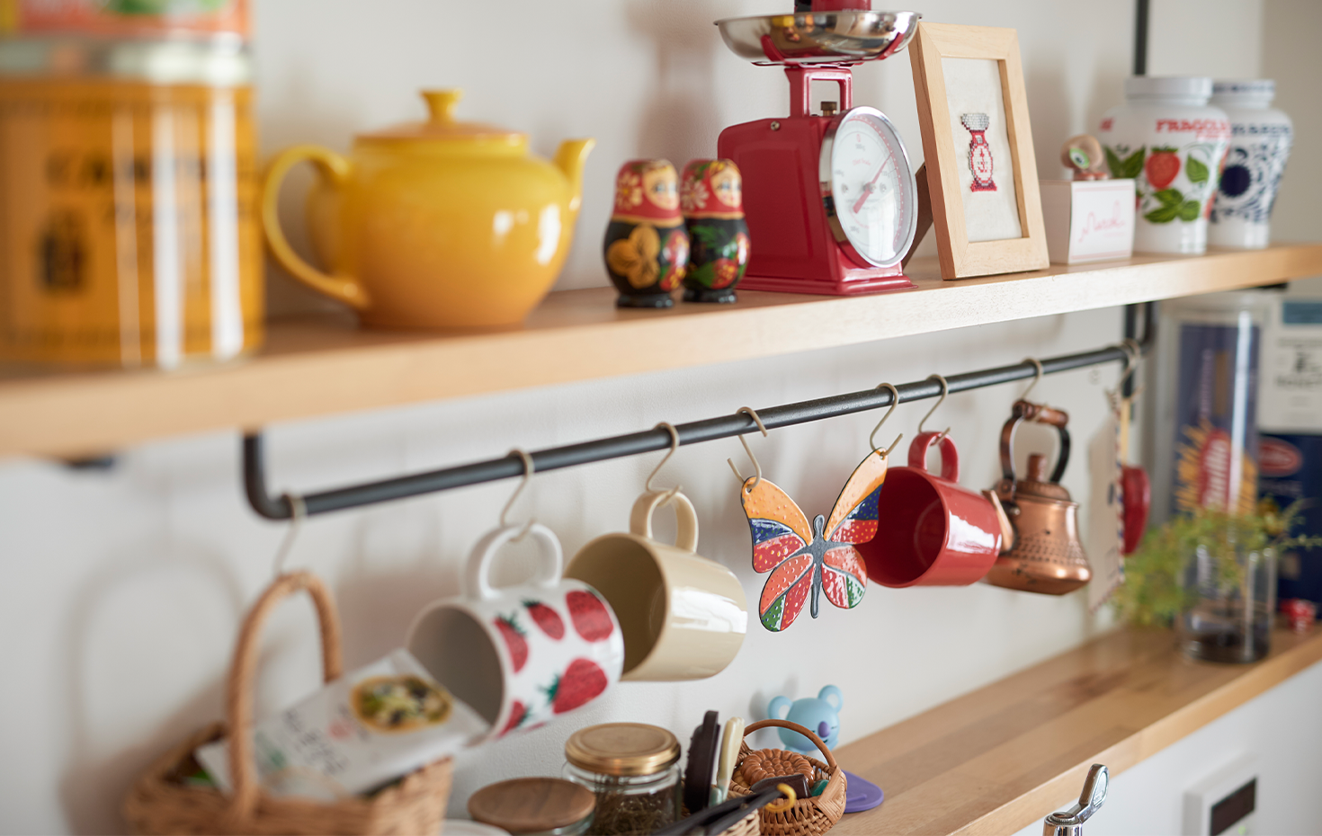 キッチンの棚にも「見せる収納」にふさわしい素敵な小物がいっぱい