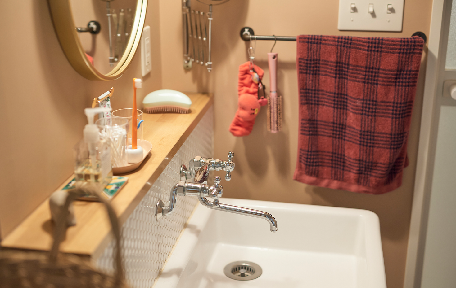 洗面台も造作。丸い鏡にタイルのあしらいもかわいい