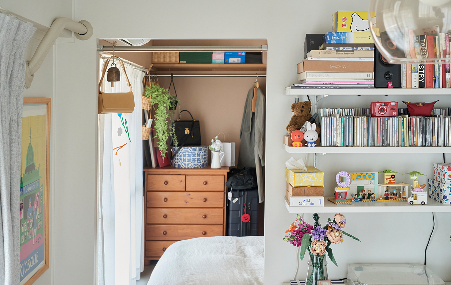 寝室とリビングの間は扉を設けずオープンに。これもタナカさんの好み