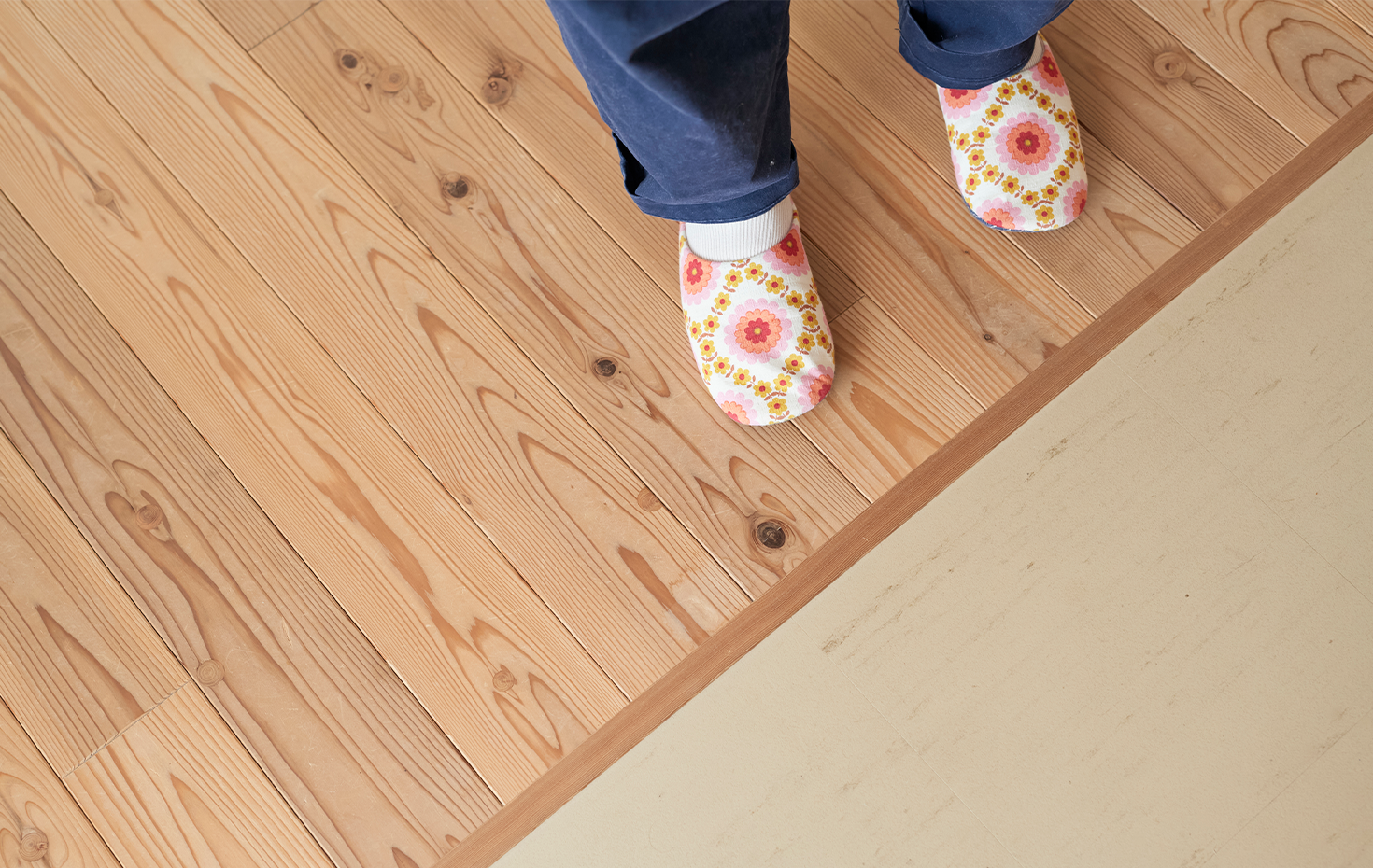 タナカさんが「予算の境界線」と呼ぶ、キッチンとリビングの境目。結果的に、キッチンのビニールタイルが空間をゾーニングする役割を果たしてくれ、良いアクセントにもなった