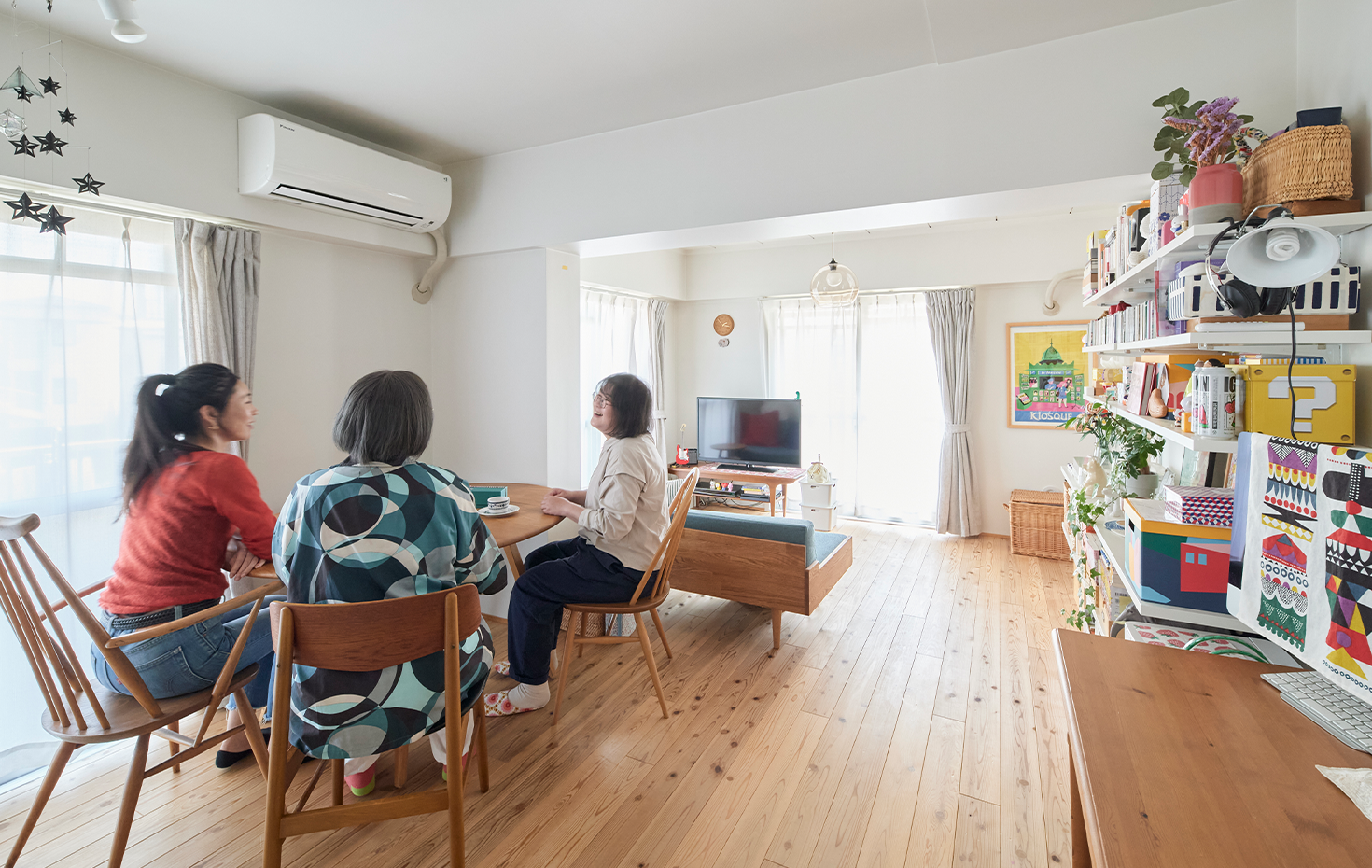 L字型のバルコニーに囲まれた明るいリビング。杉の無垢床もすべすべしていて気持ちがいい