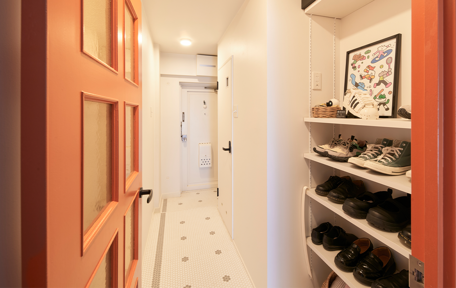 ガラス入りの室内扉は既存の建具を塗り直して再利用