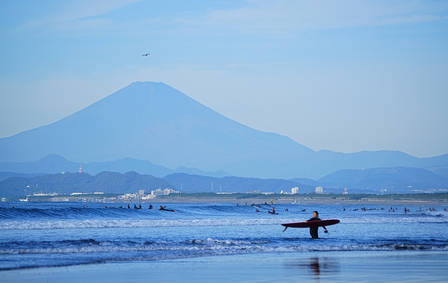 サーフィン中の小島さん