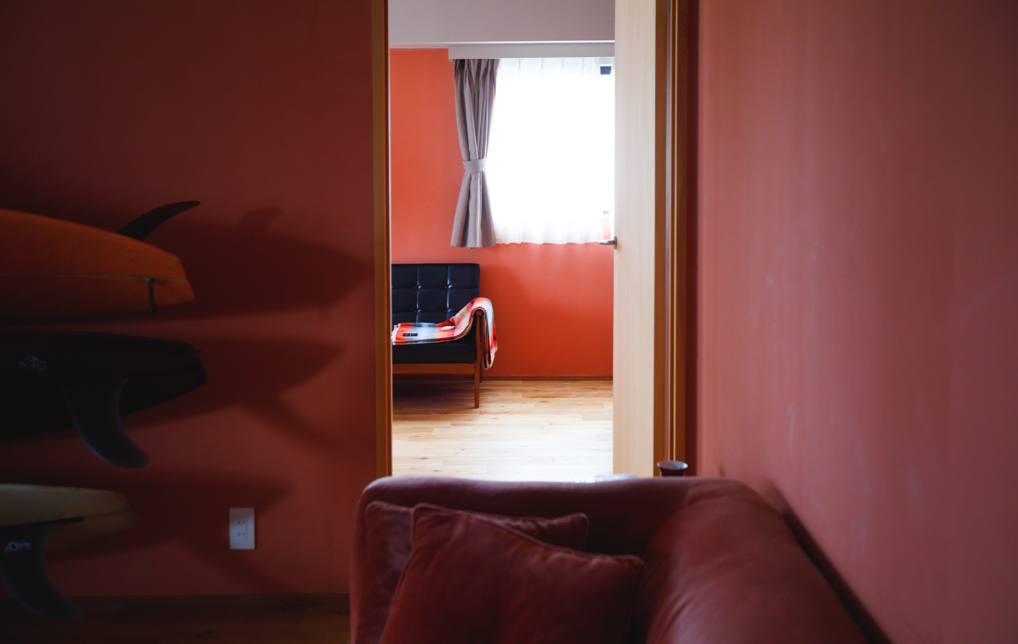 リビングから寝室を望む