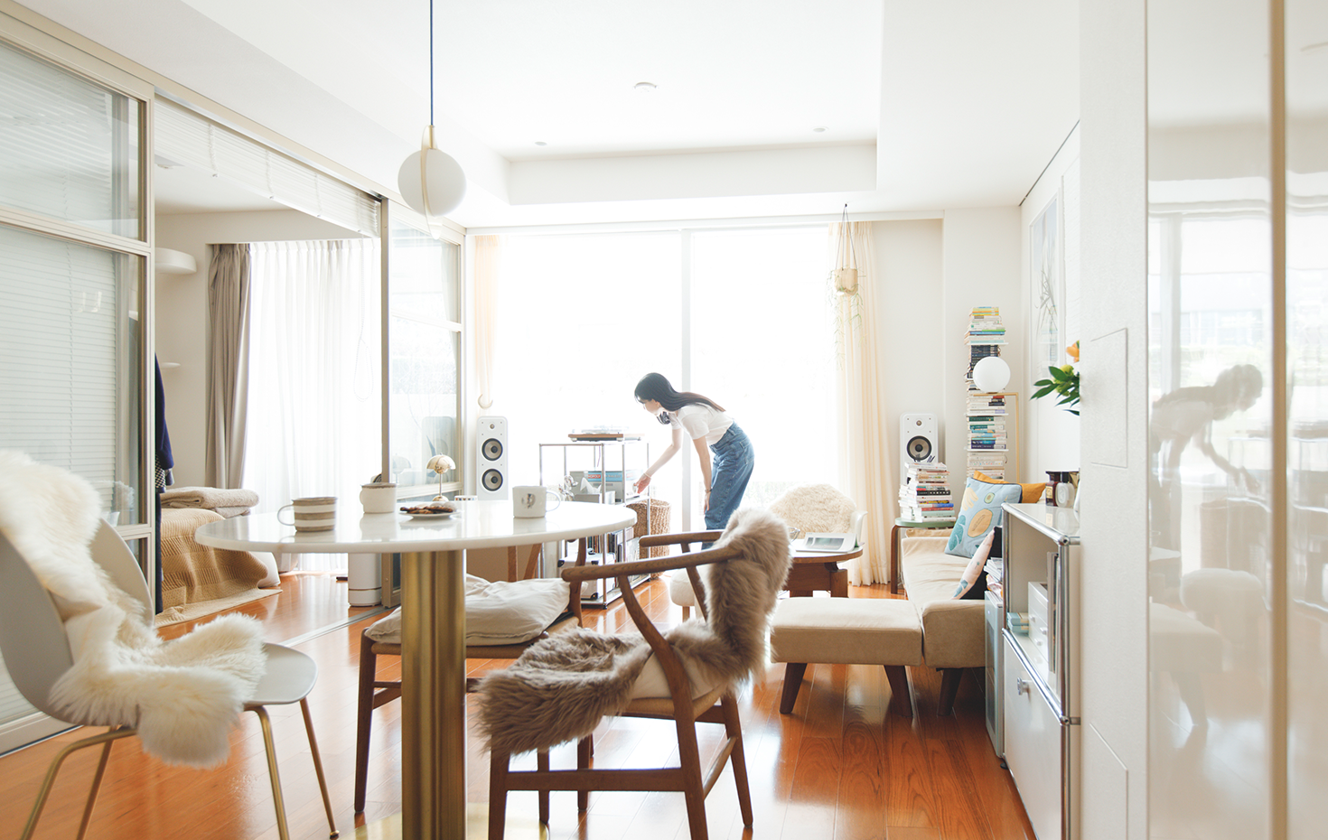 ビングの窓の向こうに、光に満ちたテラスが広がる