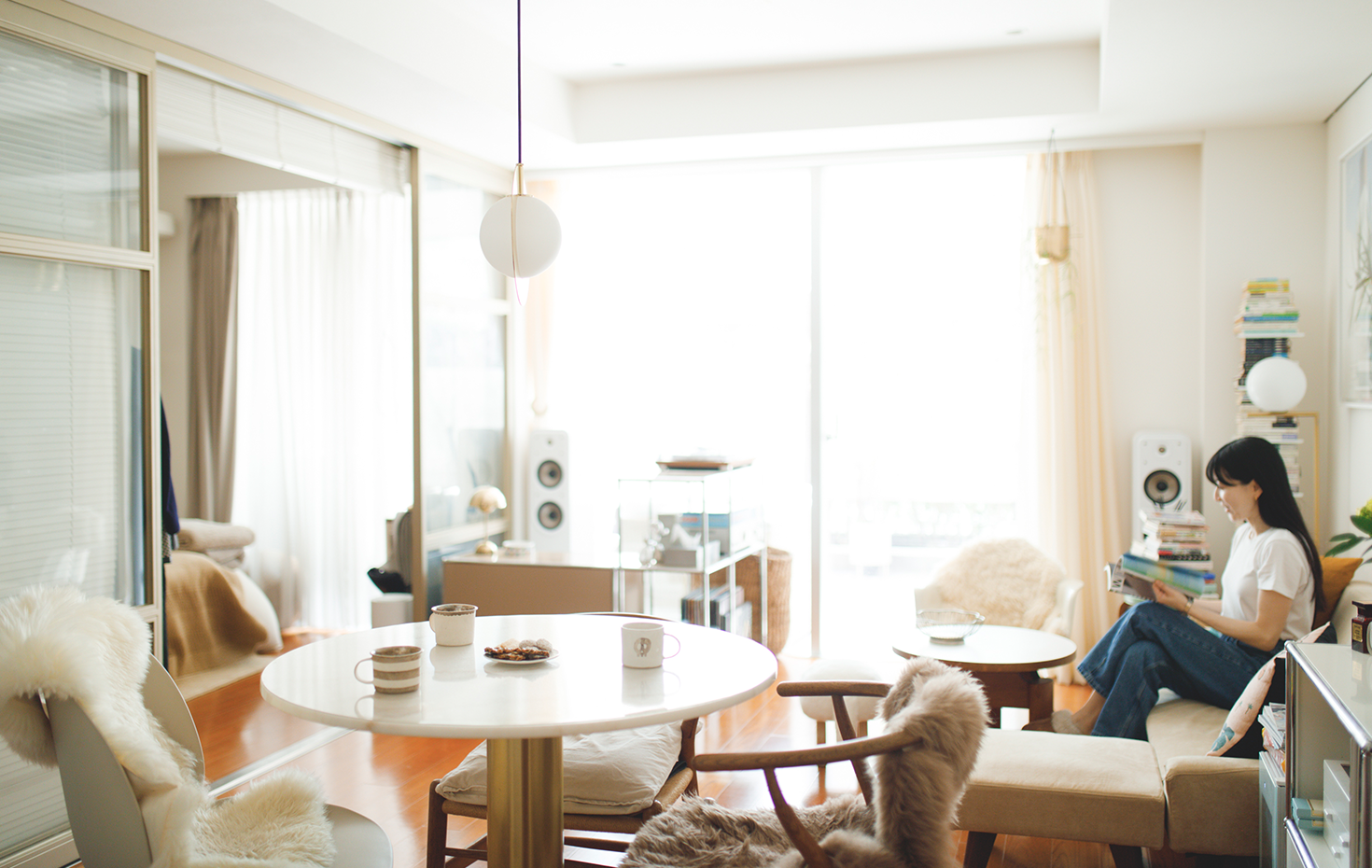 リビングのソファはお気に入りの場所のひとつ