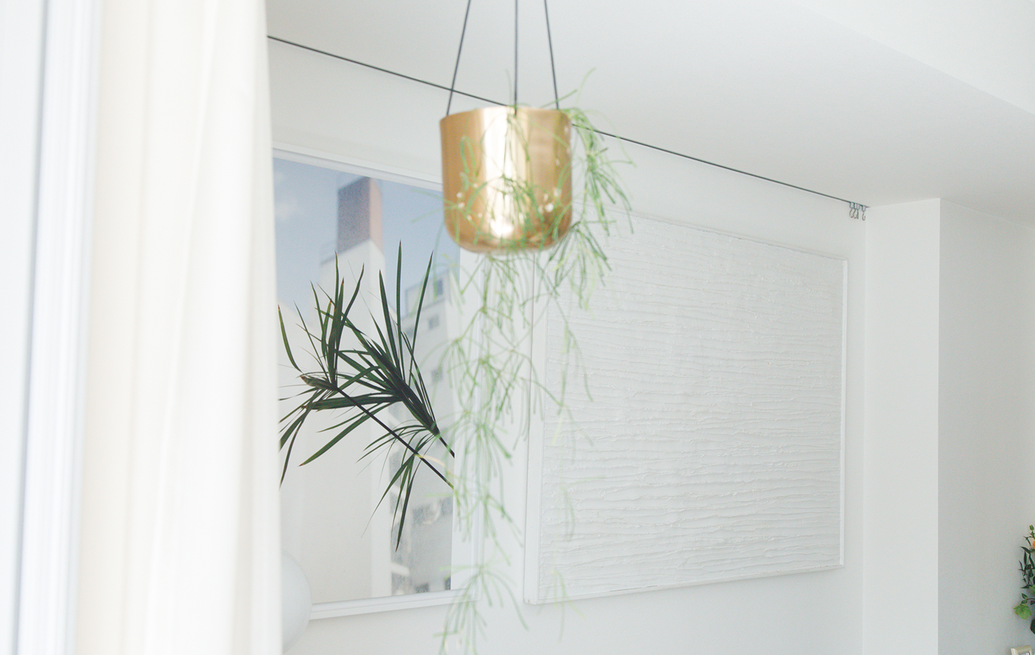 ティルマンスの写真など、友人や家族から贈られたというアート作品が並ぶ