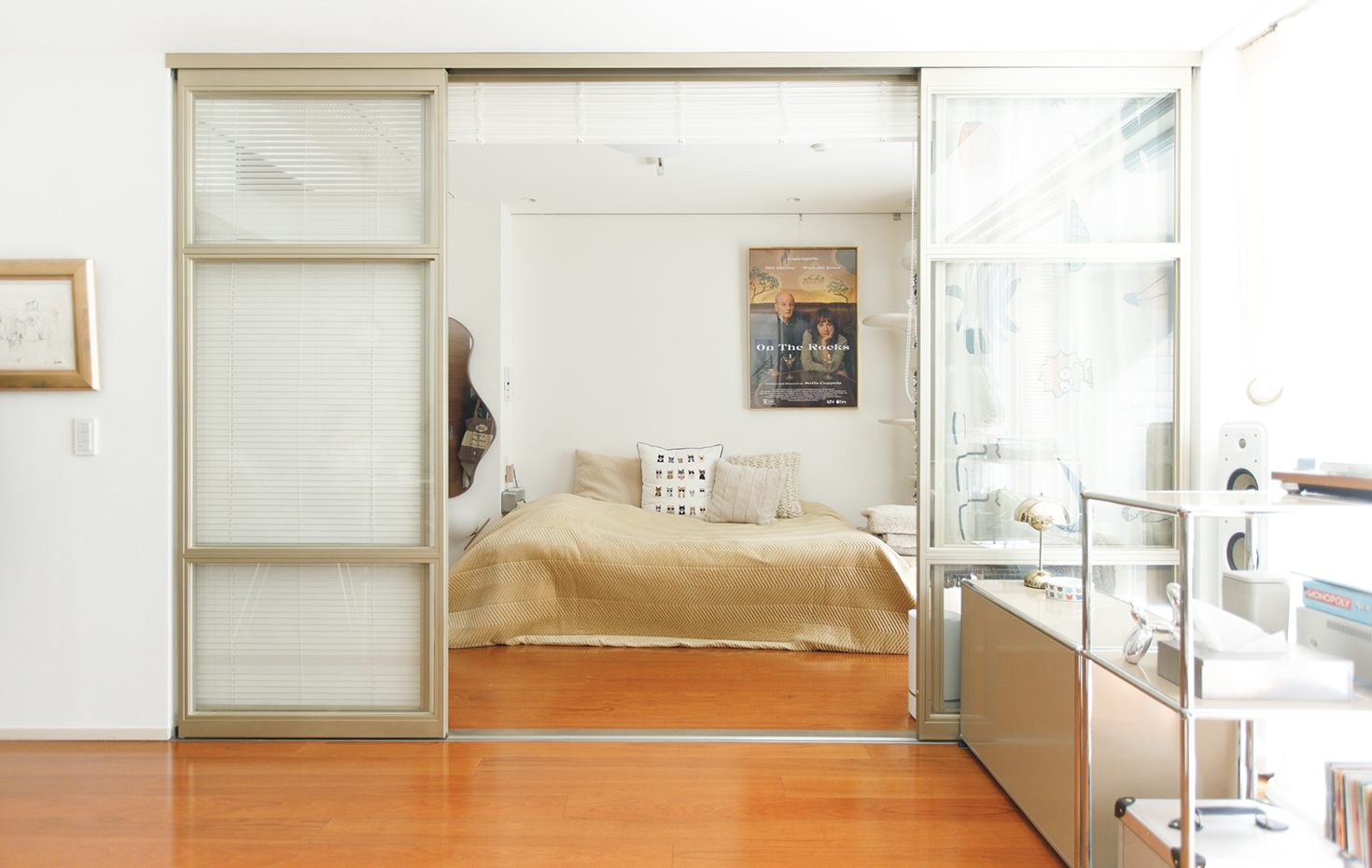 ベッド左側のこんもりとした山に、アカちゃんが隠れている