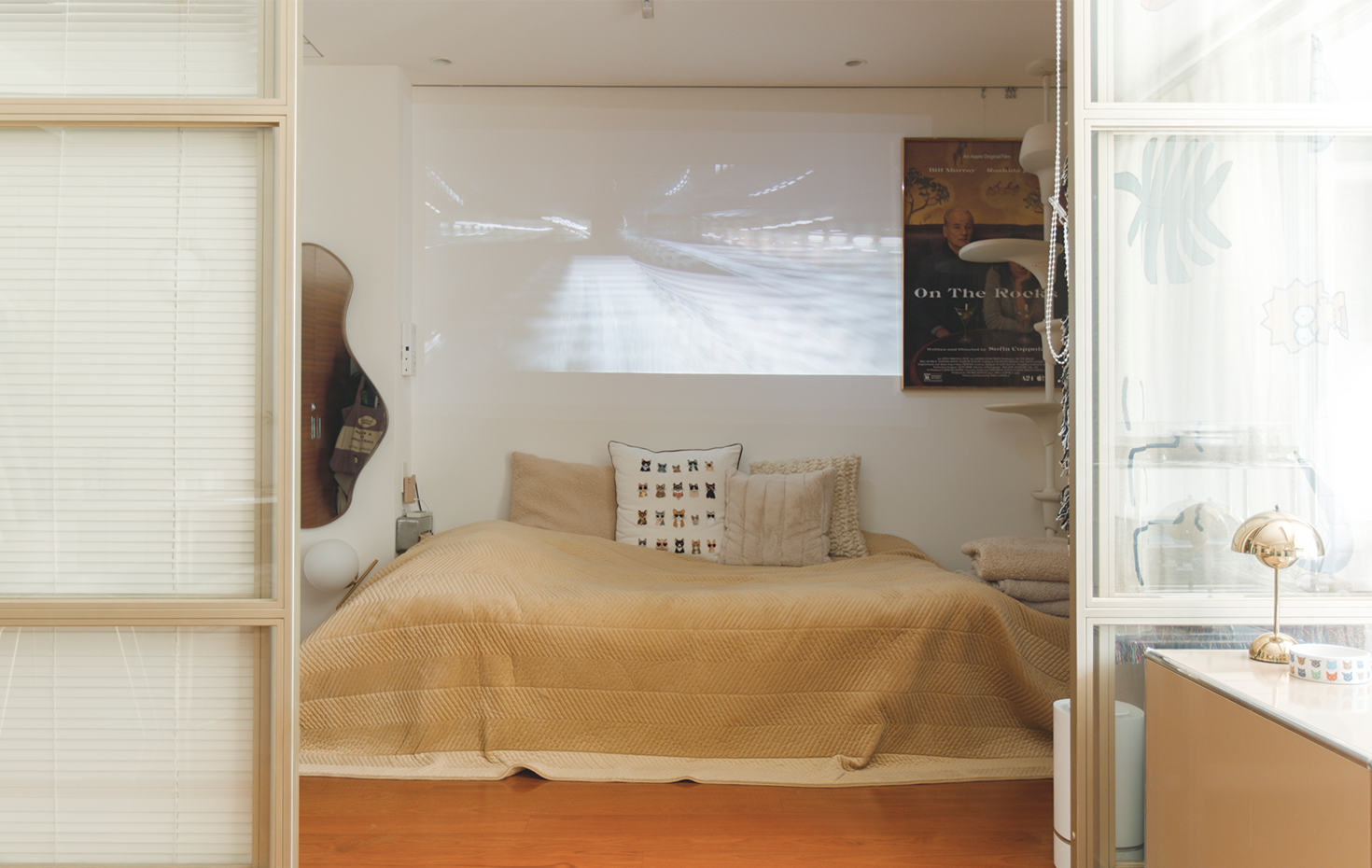 寝室の壁にプロジェクターを投影