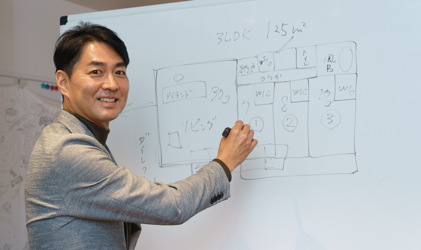 マンション買い替えの話題で、理想の間取りを語る西岡孝洋さんの写真
