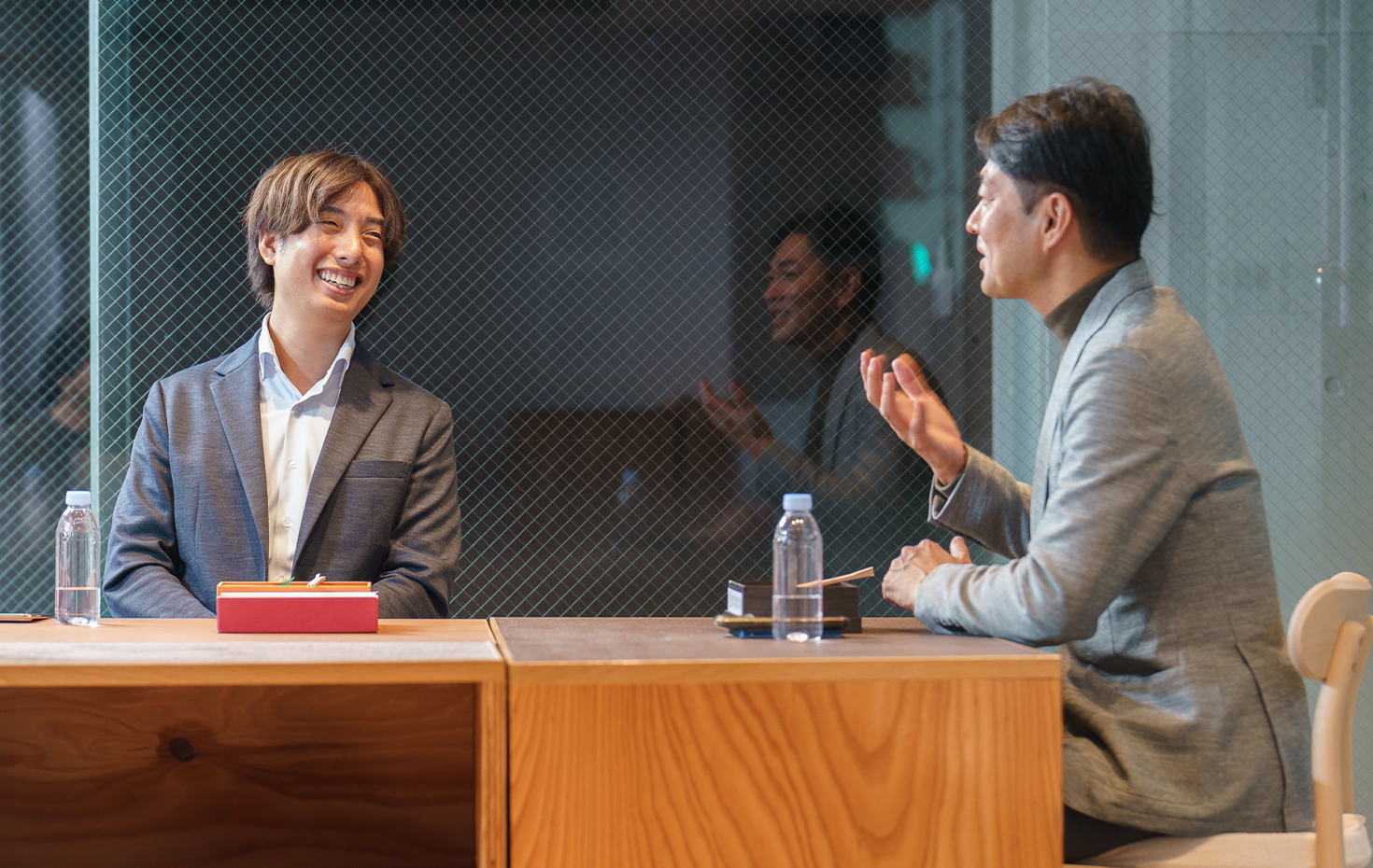 マンションの買い替えについて語る西岡孝洋さんと和田浩明さんの写真