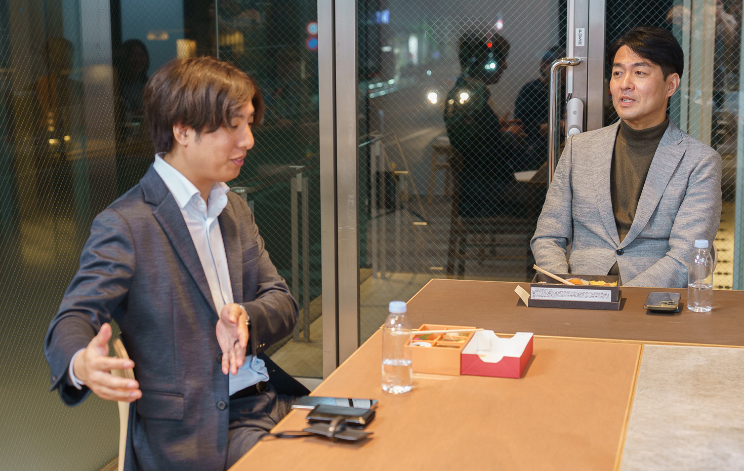 マンションの買い替えについて語る西岡孝洋さんと和田浩明さんの写真