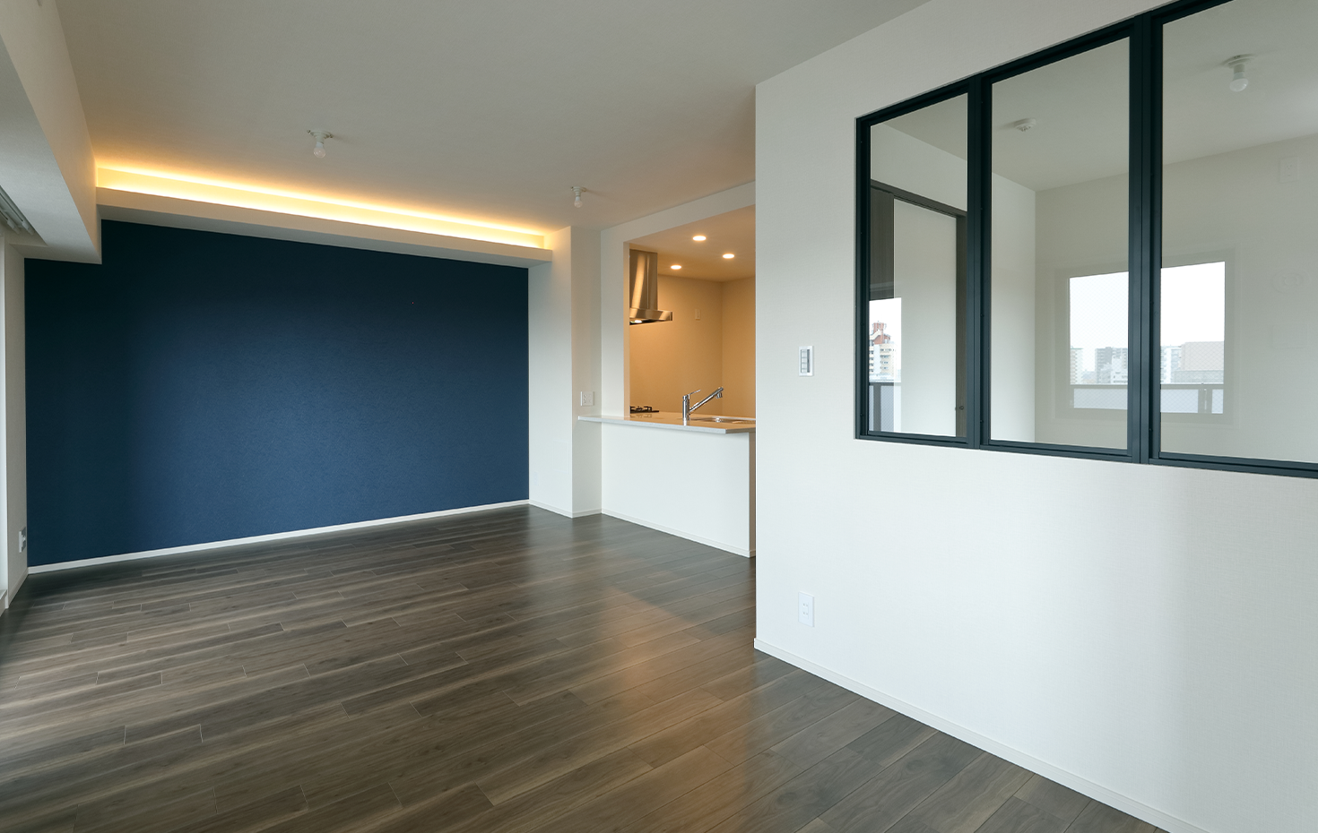 オープンハウスの内装窓を用いた室内画像