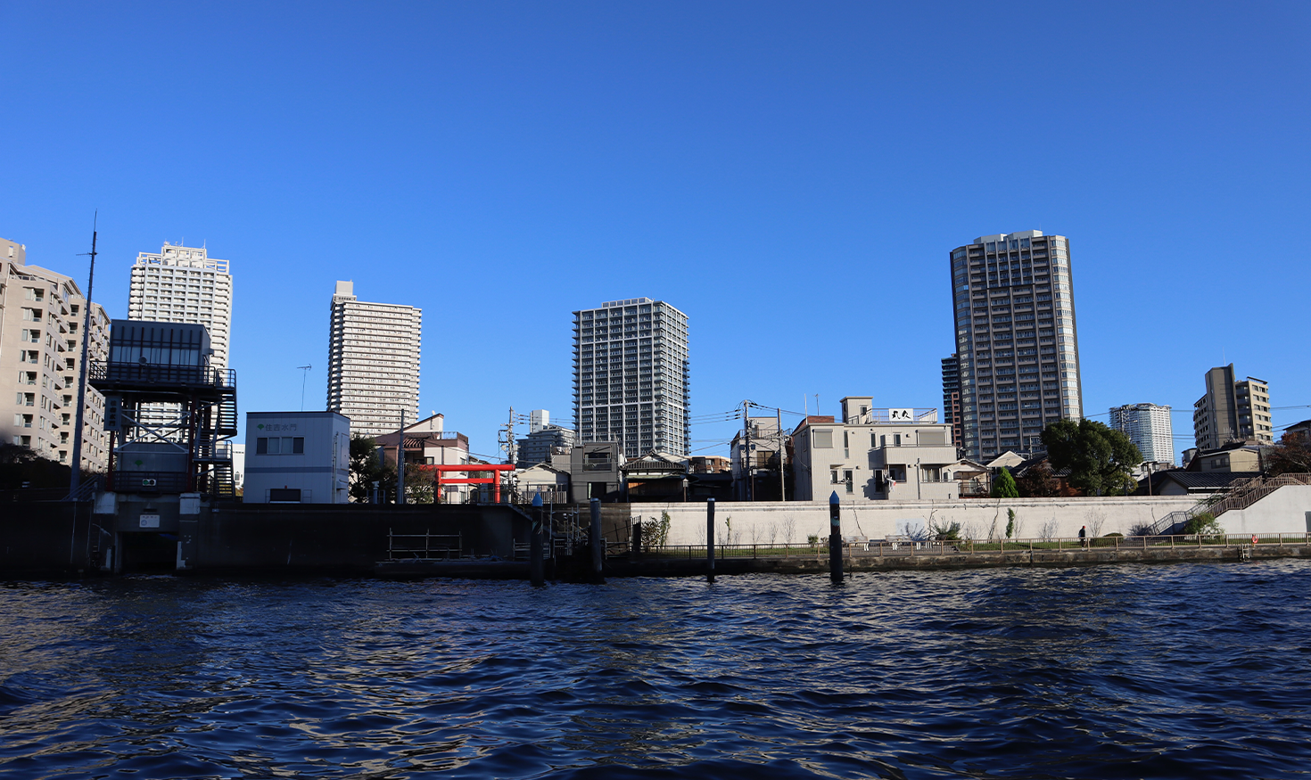 東京都中央区・住吉水門のあたりの風景。異なる規模の建物が共存する