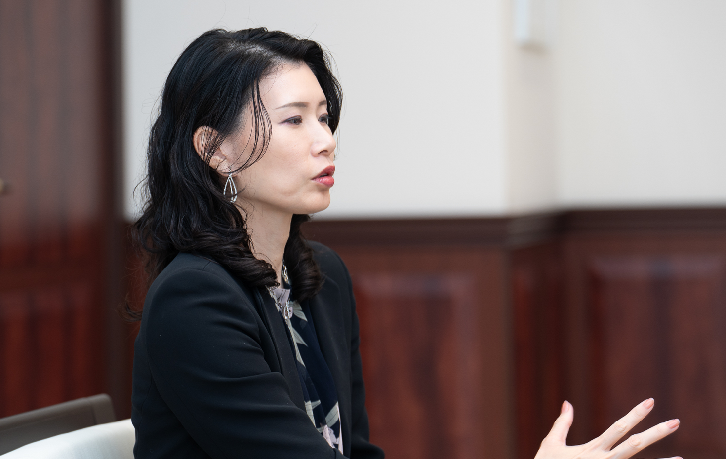 襟川さんも美大出身。寮や社宅にもしばしば足を運び、現状の課題の把握やリノベーションプラン策定にも携わっている