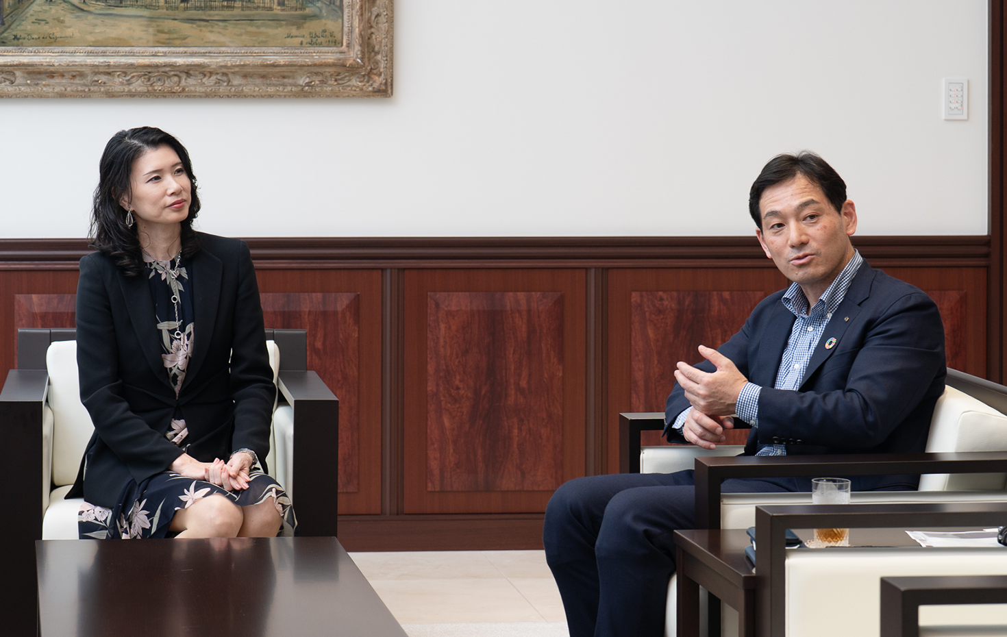 取材させていただいたKTビルの応接室は天井が非常に高く、腰壁がしつらえられた壁面には美しい絵画が飾られていた。随所に美意識が感じられる、まさに美術館のような空間だった