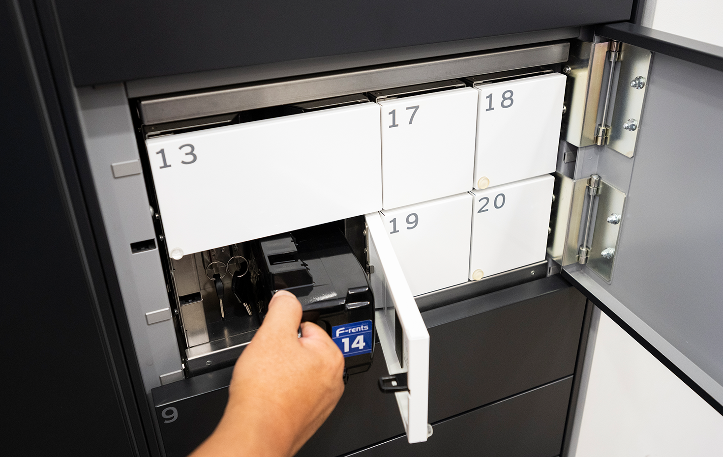 シェアサイクルのバッテリーと鍵