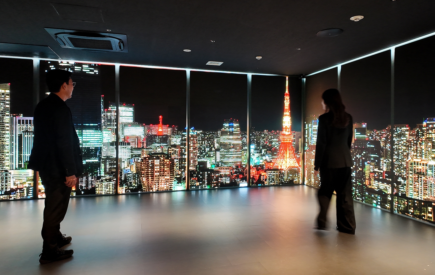 LEDビジョンには、夜景が鮮やかに映し出されている